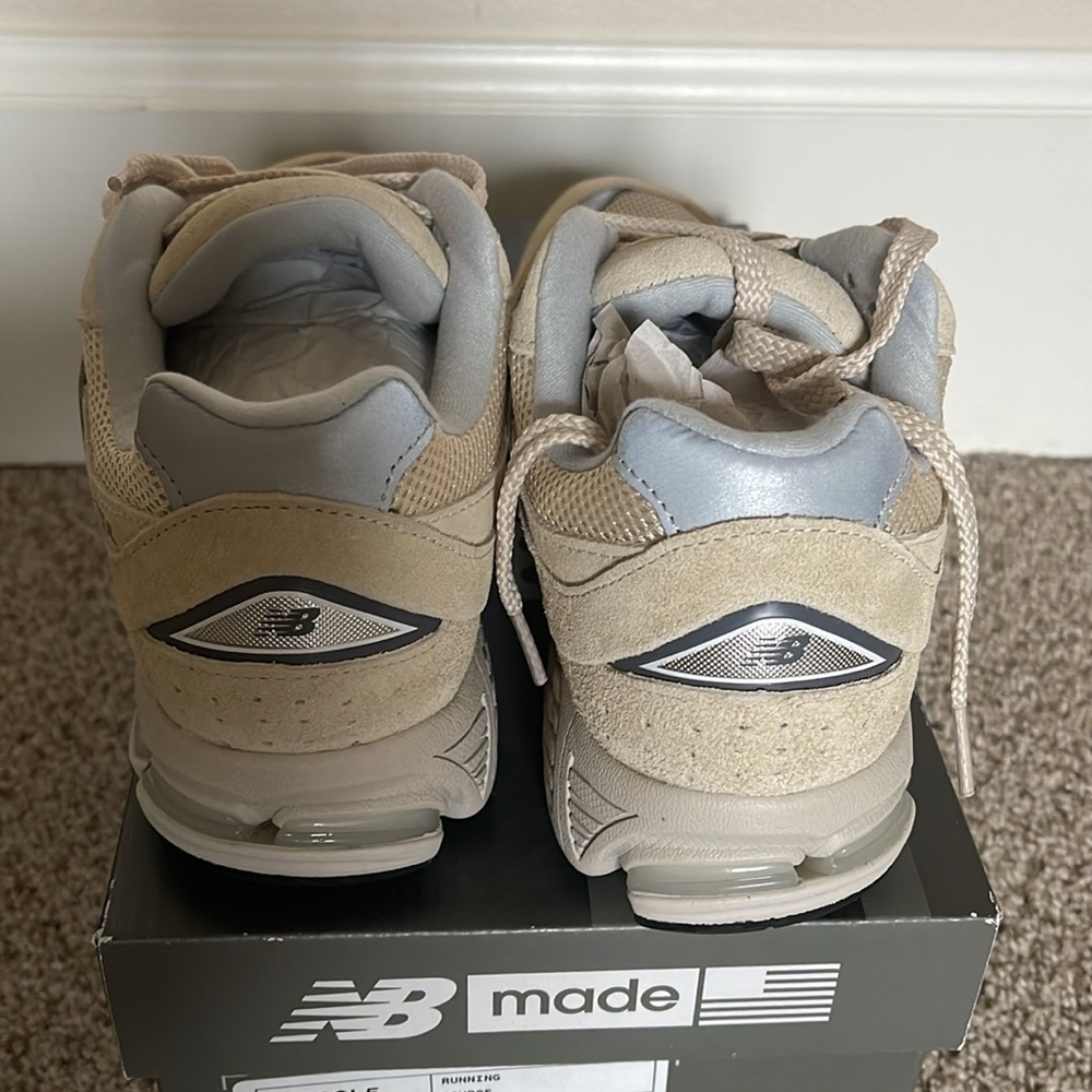 New in box New Balance 2002r bone, size 7 women or 5.5 men - Picture 3 of 7